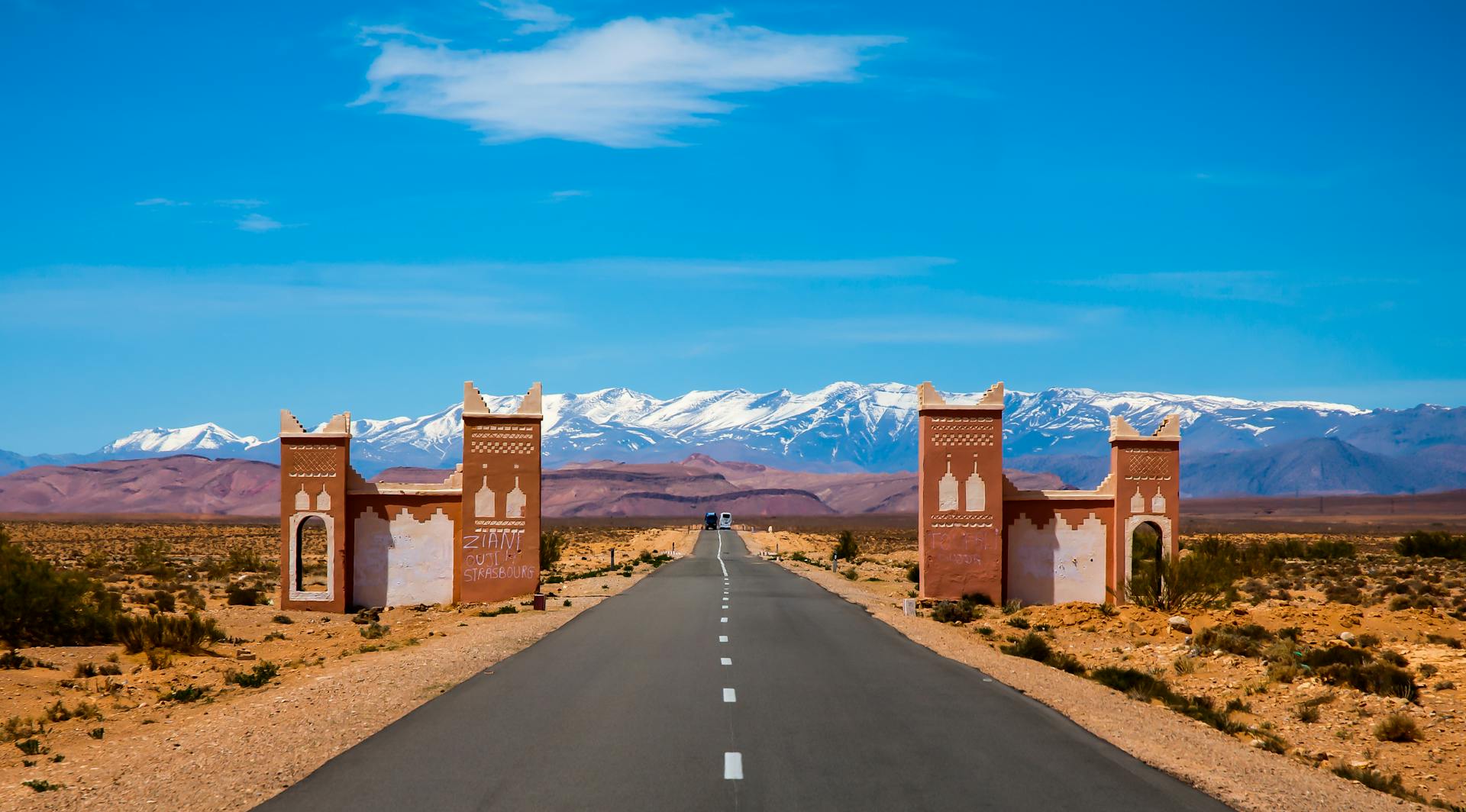 Using Moroccan Buses: Routes and Tips